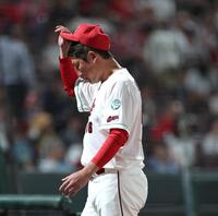 ７回を終え、選手交代を告げた新井監督はベンチに戻る（撮影・北村雅宏）