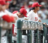 ８回、ベンチで下を向く新井監督（撮影・北村雅宏）