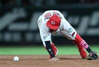 ９回、皆川の打球を菊池は捕球できず。内野安打となる（撮影・北村雅宏）