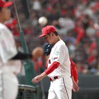 ７回途中、選手交代を告げてベンチに戻る新井監督（撮影・北村雅宏）