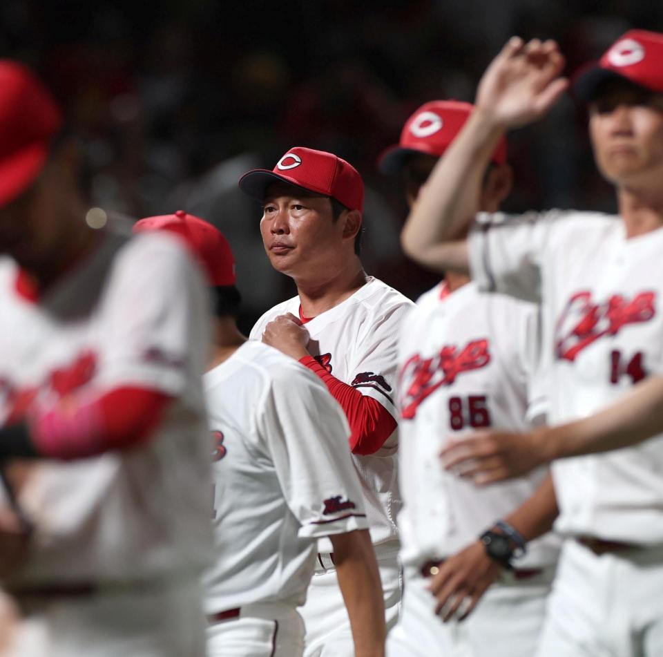巨人に敗れ、足早に引き揚げる新井監督（中央）＝撮影・北村雅宏