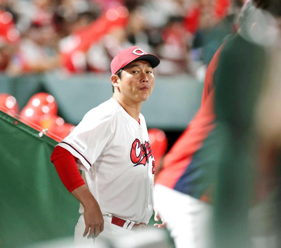 ７回の攻撃前にベンチを見つめる新井監督（撮影・北村雅宏）　