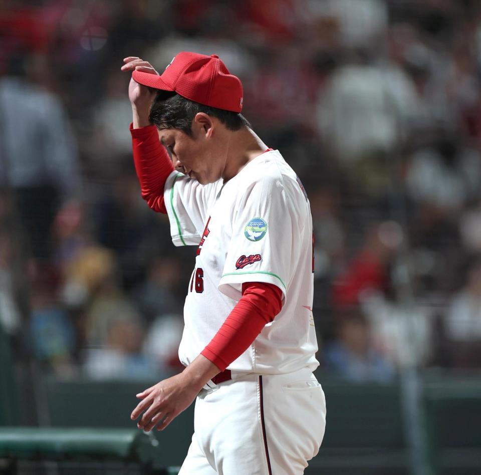 ７回を終え、選手交代を告げた新井監督はベンチに戻る（撮影・北村雅宏）