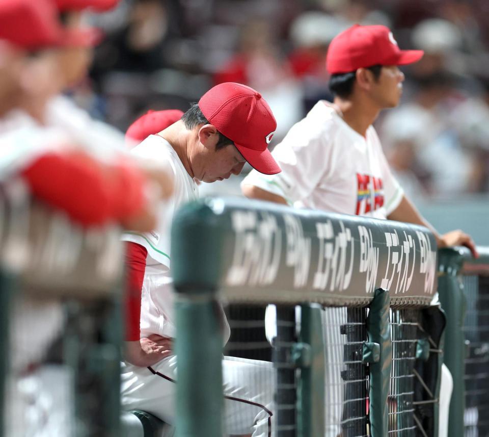 ８回、ベンチで下を向く新井監督（撮影・北村雅宏）