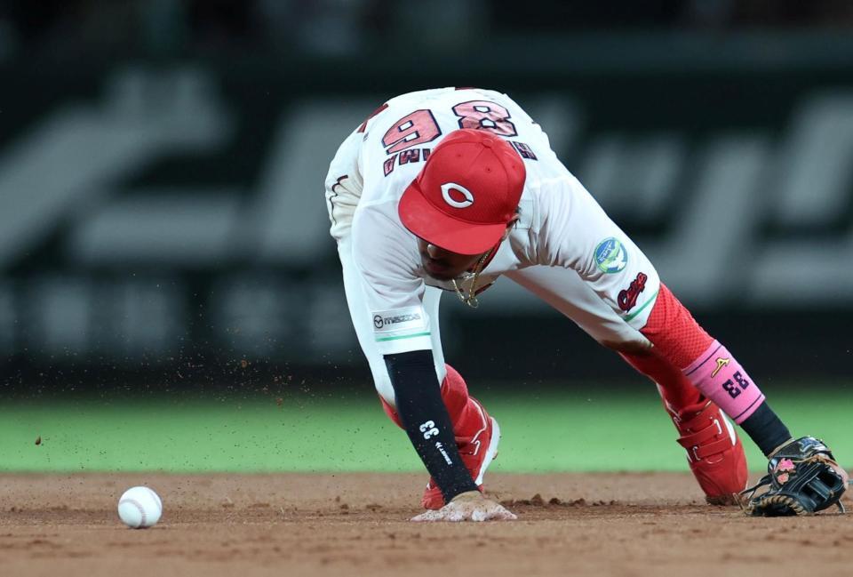 ９回、皆川の打球を菊池は捕球できず。内野安打となる（撮影・北村雅宏）