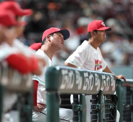 ８回、厳しい表情で戦況を見守る新井監督（撮影・北村雅宏）