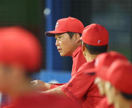 戦況を見守る新井監督（撮影・石井剣太郎）