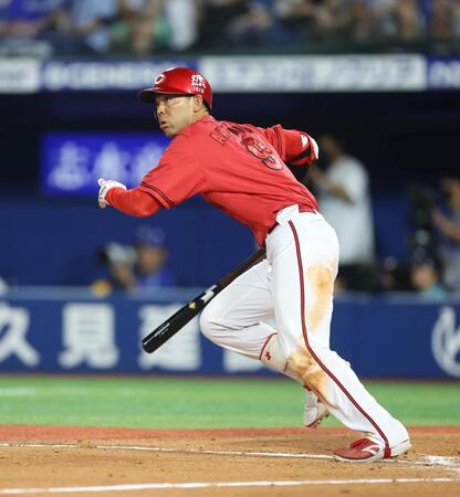 ５回、二塁打を放つ秋山（撮影・石井剣太郎）