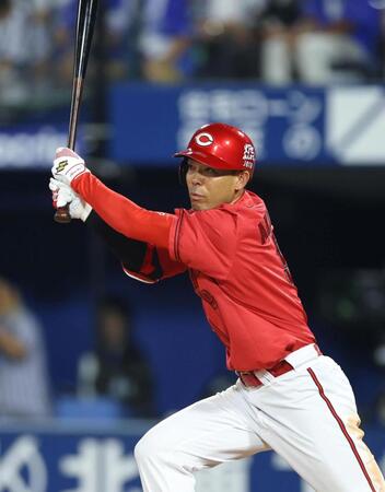 ５回、二塁打を放つ秋山（撮影・石井剣太郎）