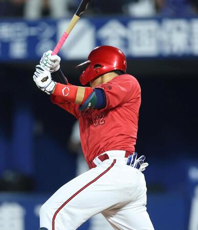 ４回、同点適時打を放つ石原（撮影・石井剣太郎）