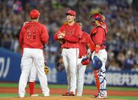 ６回、勝ち越しを許し、森下（中央）の元に集まる広島ナイン（撮影・石井剣太郎）