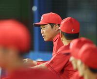 戦況を見守る新井監督（撮影・石井剣太郎）