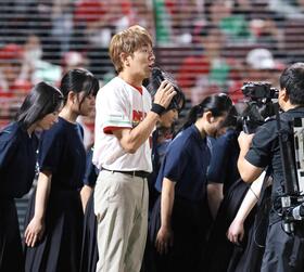 ８・６広島「ピースナイター」SUPER EIGHT村上信五が始球式「投げさせていただいた」イマジン歌った　祖父は広島出身「感謝なんだと言われていた」
