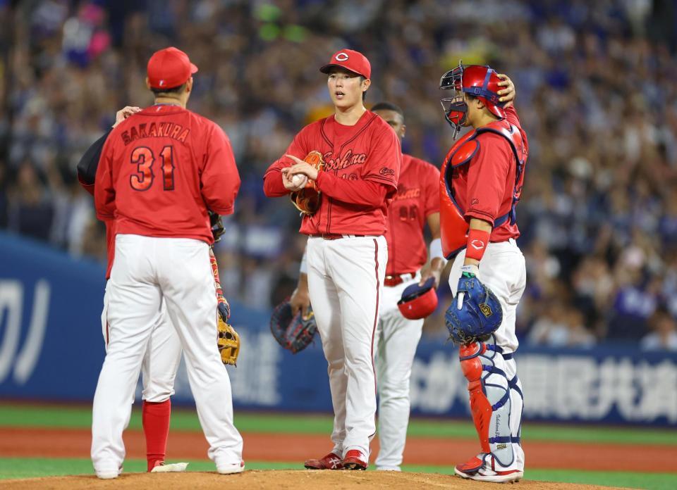 ６回、勝ち越しを許し、森下（中央）の元に集まる広島ナイン（撮影・石井剣太郎）