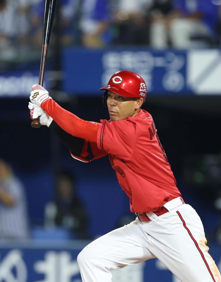５回、二塁打を放つ秋山（撮影・石井剣太郎）