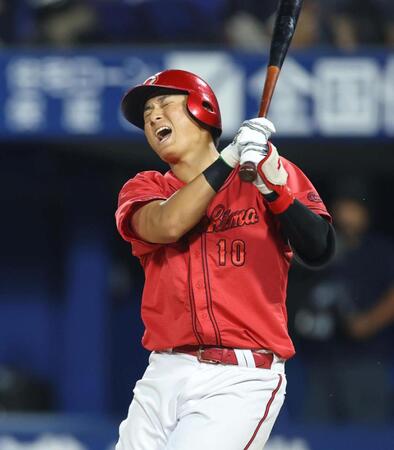 １２回、一打勝ち越しの場面で空振り三振に倒れる佐々木（撮影・石井剣太郎）