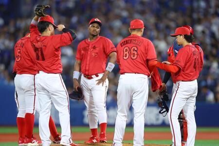 ６回、鈴木（右端）に元に集まる広島ナイン（撮影・石井剣太郎）