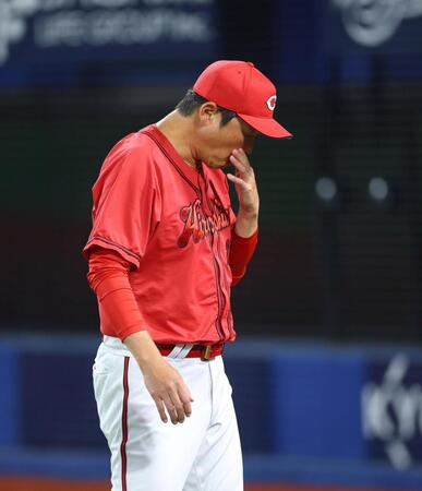 選手の交代を告げる新井監督（撮影・石井剣太郎）