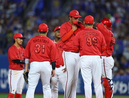 ８回、菊地（右から３人目）のもとに集まる広島ナイン（撮影・石井剣太郎）