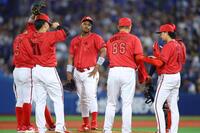 ６回、鈴木（右端）に元に集まる広島ナイン（撮影・石井剣太郎）