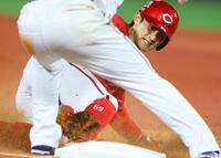 ８回、三塁盗塁アウトとなる辰見（撮影・石井剣太郎）