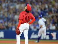 ４回、筒香（奥）に先制本塁打を許した鈴木（撮影・石井剣太郎）