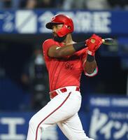 ６回、二塁打を放つファビアン（撮影・石井剣太郎）