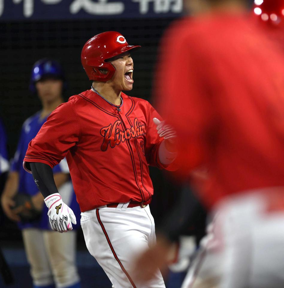 　７回、勝ち越し本塁打を放った坂倉（撮影・石井剣太郎）