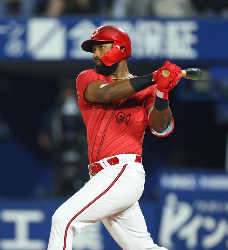 ６回、二塁打を放つファビアン（撮影・石井剣太郎）