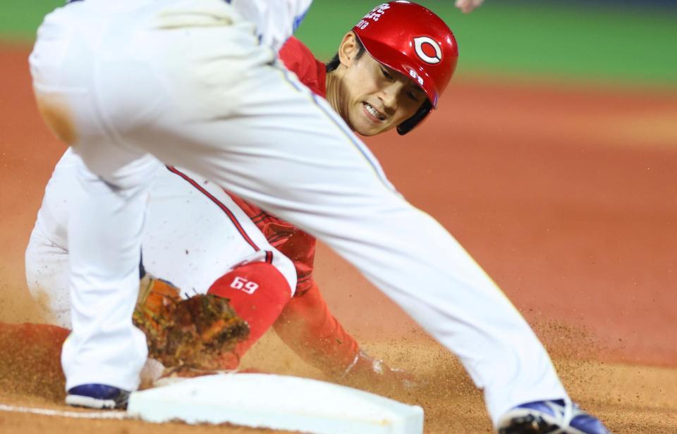８回、三盗を狙うもアウトとなる辰見（撮影・石井剣太郎）