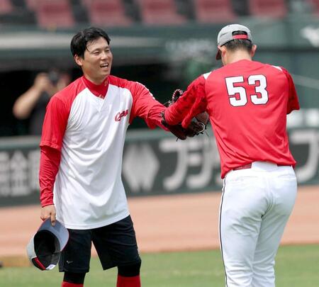キャッチボールを終え、岡本（右）とグラブタッチする栗林（撮影・北村雅宏）