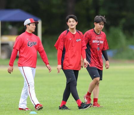 栗林（左）、辻（右）と話す岡本（撮影・佐々木彰尚）