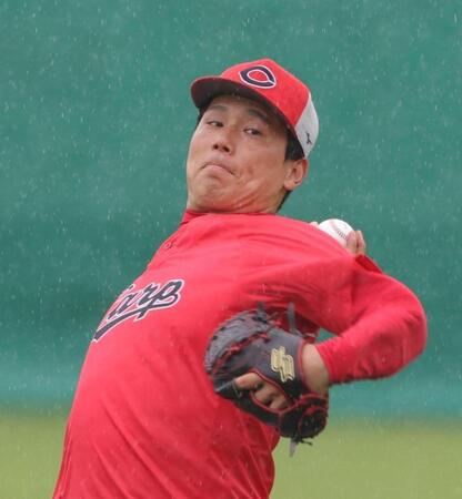 雨の中、キャッチボールをする栗林（撮影・佐々木彰尚）
