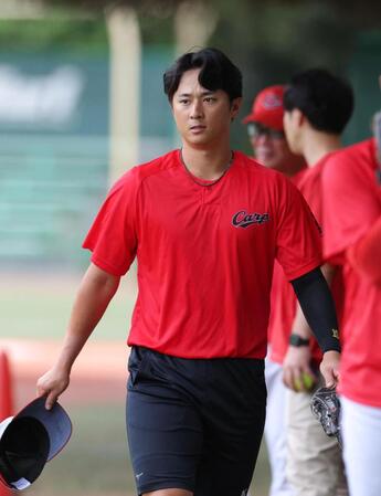 室内練習場へ向かう佐々木（撮影・佐々木彰尚）