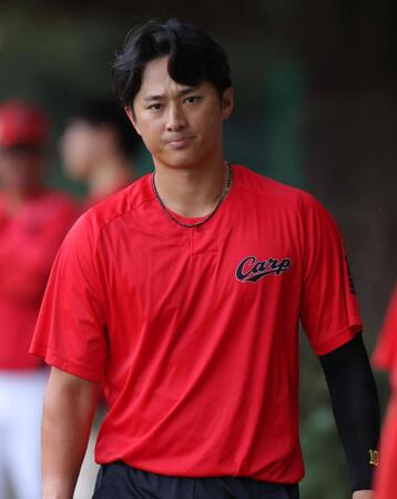室内練習場へ向かう佐々木（撮影・佐々木彰尚））