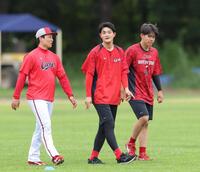 栗林（左）、辻（右）と話す岡本（撮影・佐々木彰尚）