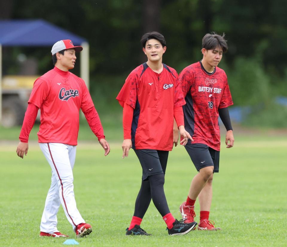 栗林（左）、辻（右）と話す岡本（撮影・佐々木彰尚）