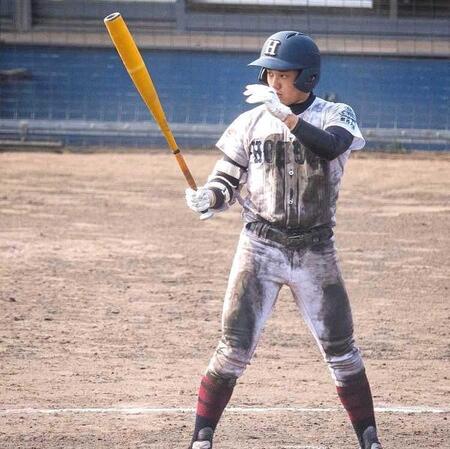 関大北陽時代、泥だらけのユニホームで打席に立つ勝田（本人提供）