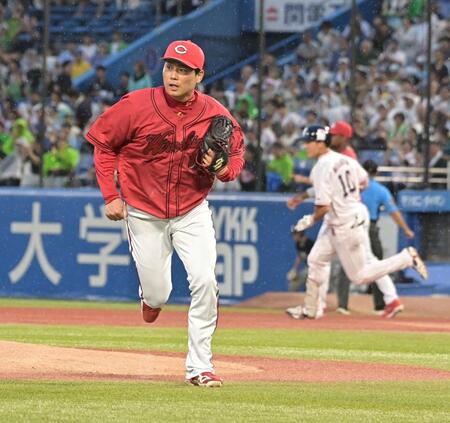 １回、宮本に適時二塁打を打たれた栗林（撮影・持木克友）