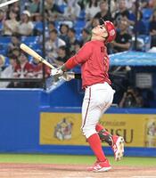 ４回、サードファウルフライに打ち取られる小園（撮影・持木克友）