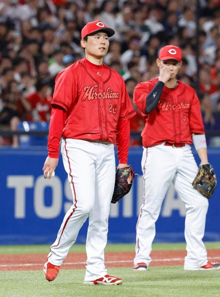４回、スクイズで追加点を許した栗林（左）