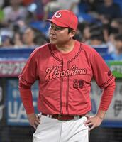 厳しい表情の新井監督
