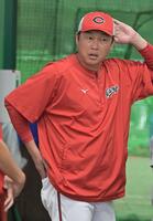 雨のため室内練習場に姿を見せた新井監督（撮影・持木克友）