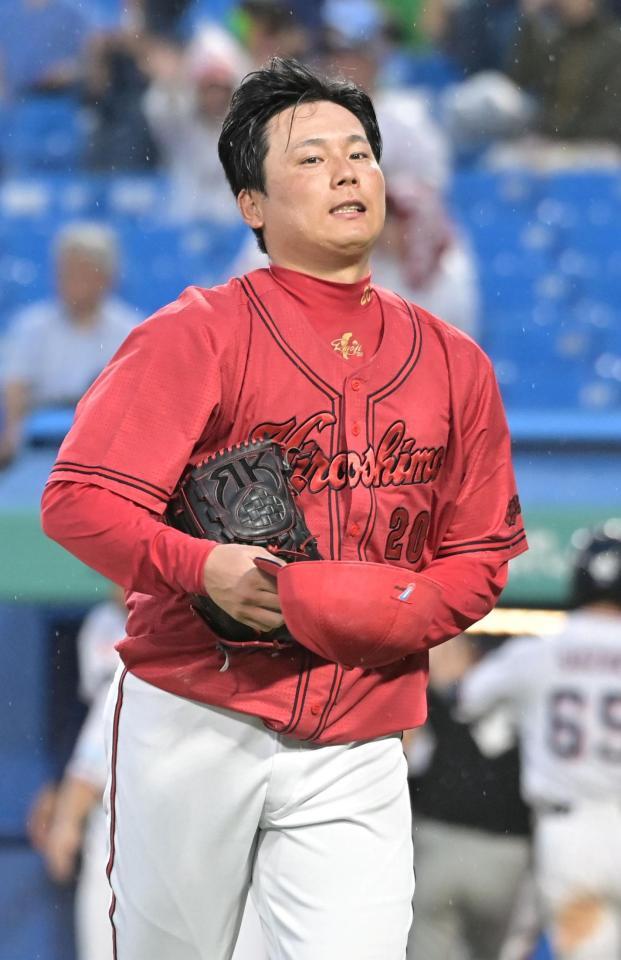 ４回７失点の栗林（撮影・持木克友）
