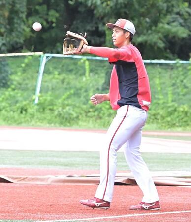 雨の合間、屋外でキャッチボールをする西川（撮影・持木克友）