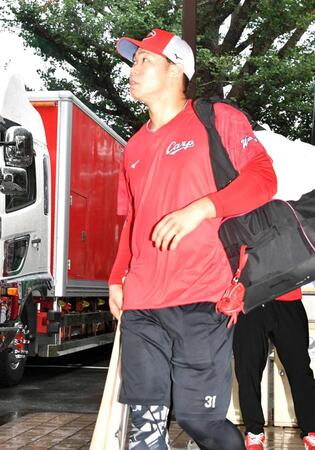 試合が中止となり引き揚げる坂倉（撮影・持木克友）