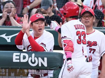 ３回、ソロを放った菊池を迎える新井監督と藤井ヘッドコーチ（撮影・田中太一）