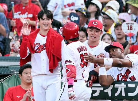 ３回、ソロを放った菊池を迎える森下（撮影・田中太一）