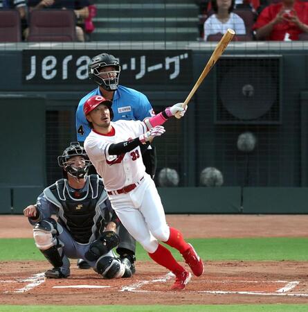 ３回、左越えにソロを放つ菊池（捕手・梅野）＝撮影・山口登