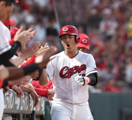 ４回、ソロを放ち、ナインとタッチを交わす佐々木（撮影・北村雅宏）